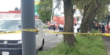 Transporte público arrolla a pareja que viajaba en motocicleta en Metepec, Edomex; hay un muerto