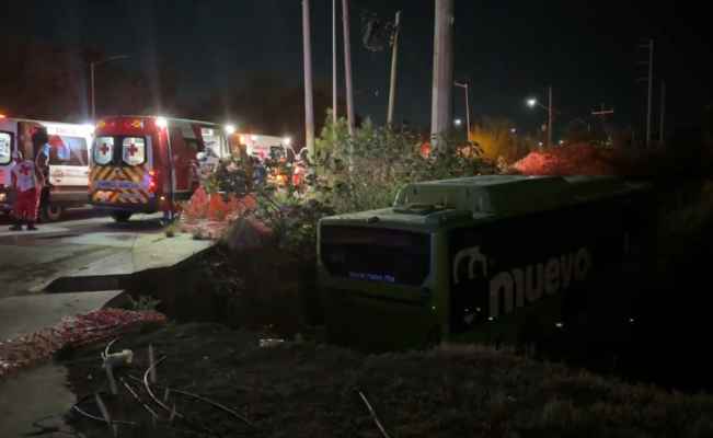 Transporte público cae a canal en García y deja 16 pasajeros heridos