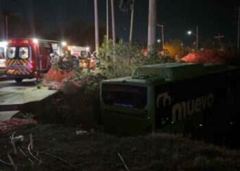 Transporte público cae a canal en García y deja 16 pasajeros heridos