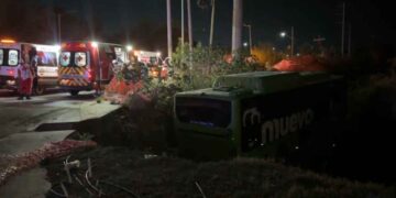 Transporte público cae a canal en García y deja 16 pasajeros heridos