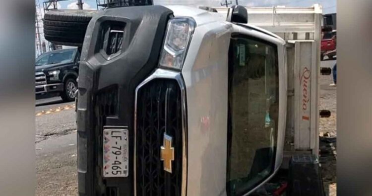 Volcadura en Cadereyta