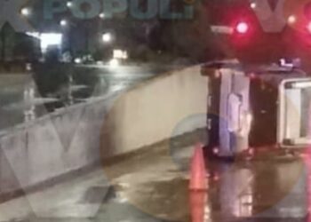 Vuelca camioneta en el desnivel en Ciudad Madero, Tamaulipas