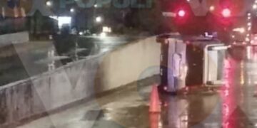 Vuelca camioneta en el desnivel en Ciudad Madero, Tamaulipas