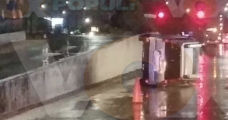 Vuelca camioneta en el desnivel en Ciudad Madero, Tamaulipas