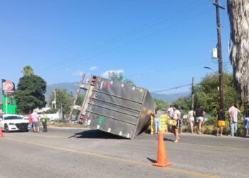Vuelca tráiler cargado de aguacates en Jaumave, Tamaulipas