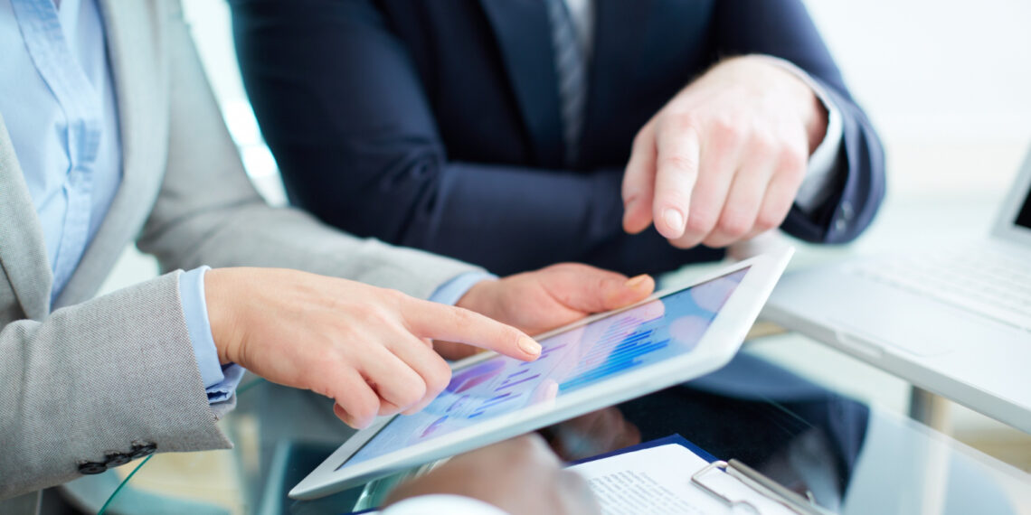 ¿Es mejor contratar un sistema empresarial por mes, semestre o año?