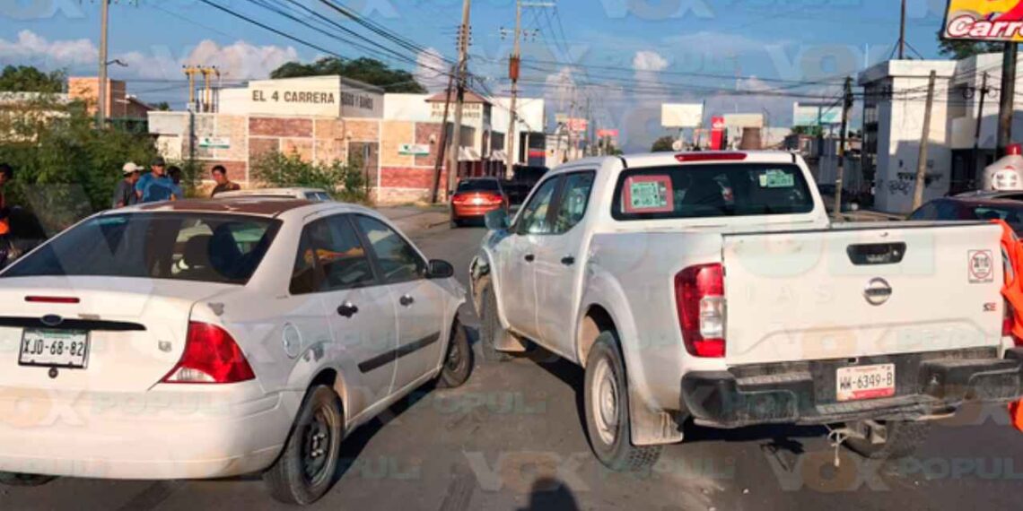 Pierde el control de su unidad y choca contra automóvil en Victoria