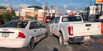 choca contra automóvil en Victoria