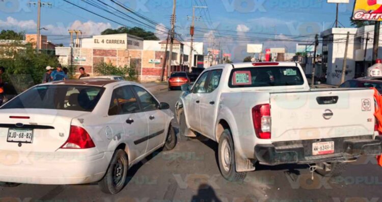 choca contra automóvil en Victoria