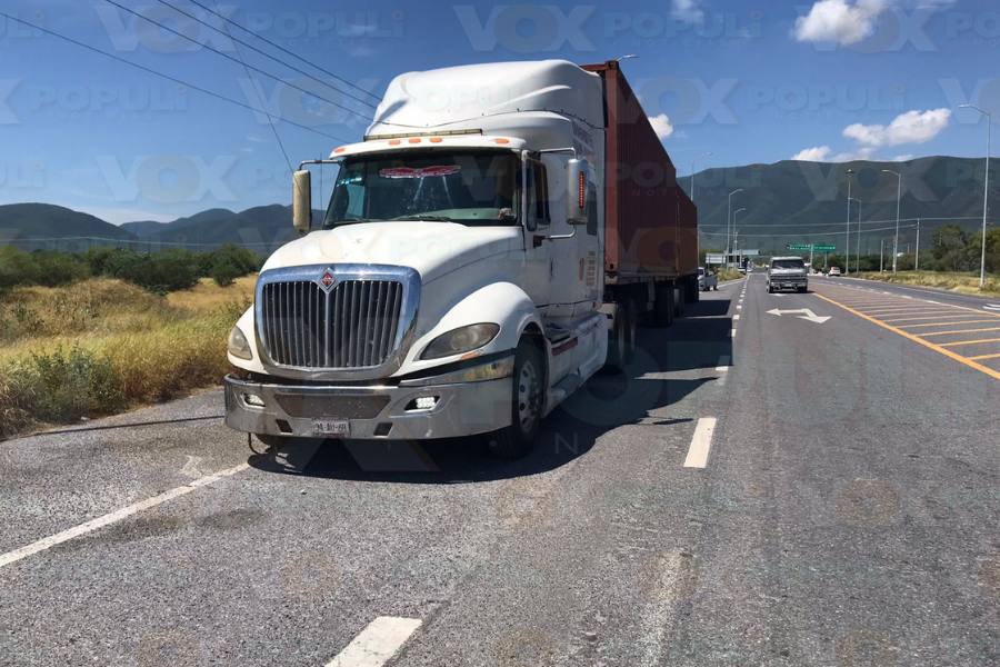 choca contra tráiler en Ciudad Victoria