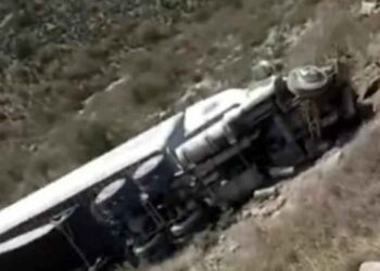 Tráiler vuelca Saltillo-Monterrey