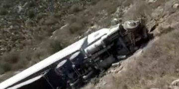 Tráiler vuelca Saltillo-Monterrey
