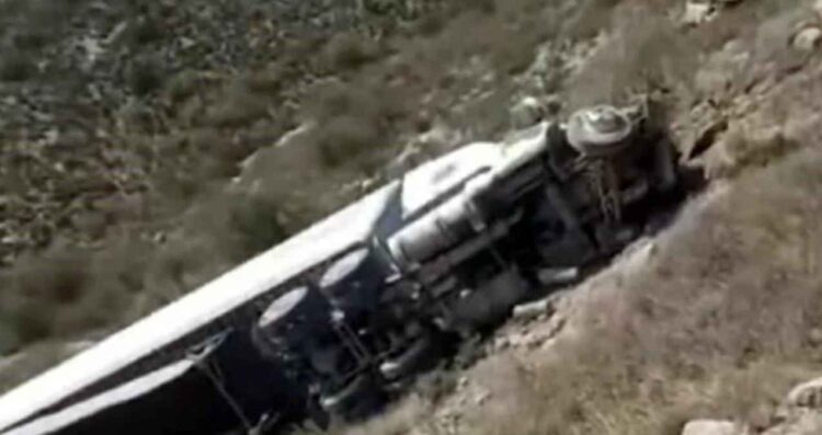 Tráiler vuelca Saltillo-Monterrey
