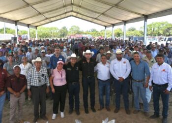 entrega de fertilizante en Padilla
