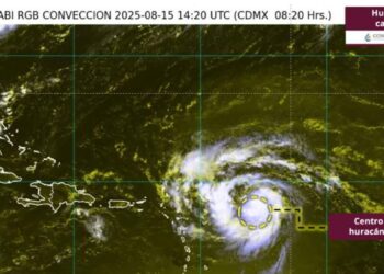 ¿Dónde se encuentra localizado el huracán Erin en su categoría 1 y cuál es su trayectoria?