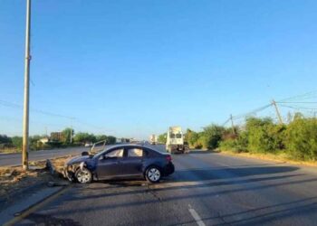 Abandonan auto tras chocar