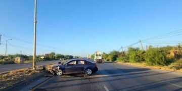 Abandonan auto tras chocar