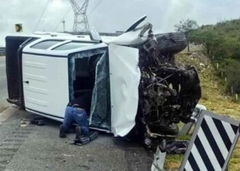 Accidente en la Carretera a Saltillo en García, NL, deja una camioneta volcada