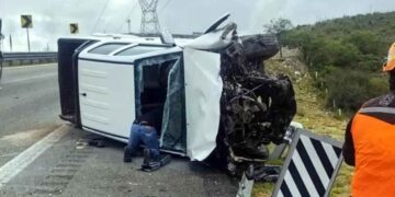 Accidente en la Carretera a Saltillo en García, NL, deja una camioneta volcada
