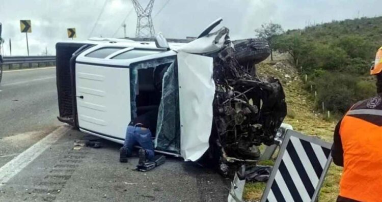 Accidente en la Carretera a Saltillo en García, NL, deja una camioneta volcada