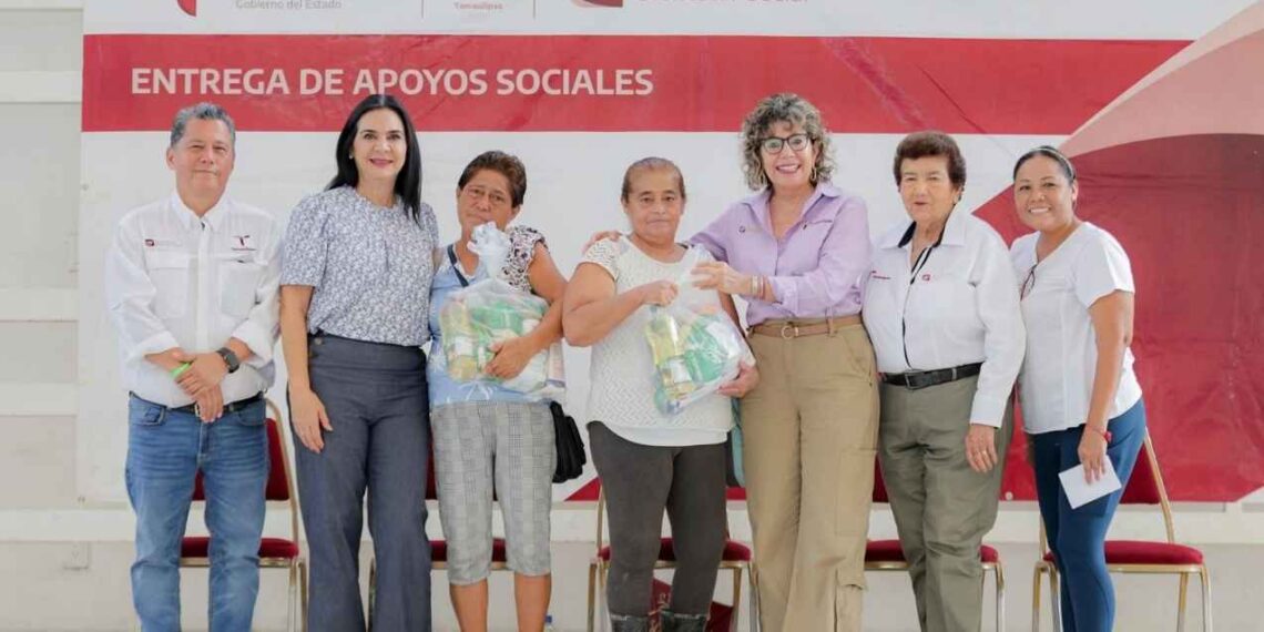 Alcaldesa de Tampico, Mónica Villarreal, entrega apoyos alimentarios a trabajadoras despicadoras