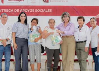 Alcaldesa de Tampico, Mónica Villarreal, entrega apoyos alimentarios a trabajadoras despicadoras
