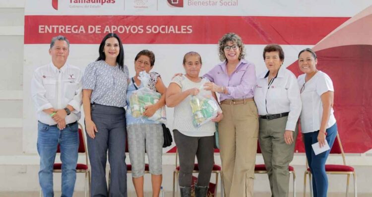 Alcaldesa de Tampico, Mónica Villarreal, entrega apoyos alimentarios a trabajadoras despicadoras