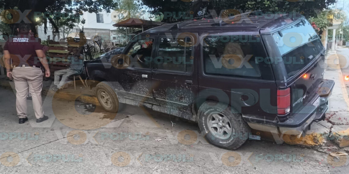 Abuelito pierde el control de su camioneta y choca en Altamira