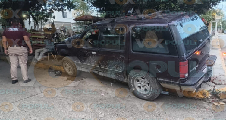 Anciano pierde el control de su camioneta y choca contra un poste en Altamira, Tamaulipas