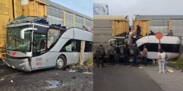 Autobús de pasajeros es embestido por el tren en Atlacomulco, Edomex; reportan varios muertos y heridos