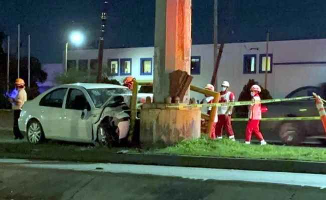 Automovilista choca contra poste de la CFE y muere en Apodaca, Nuevo León