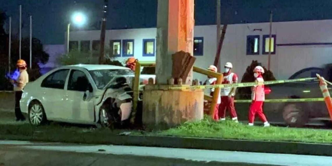Automovilista choca contra poste de la CFE y muere en Apodaca, Nuevo León