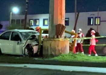 Automovilista choca contra poste de la CFE y muere en Apodaca, Nuevo León