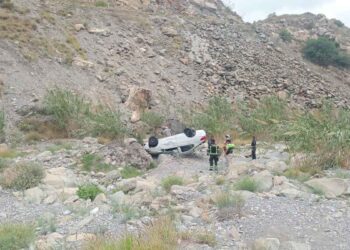 Automovilista pierde el control y cae a un barranco en García, NL; hay 2 heridos