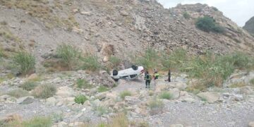 Automovilista pierde el control y cae a un barranco en García, NL; hay 2 heridos