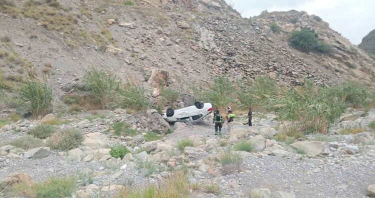 Automovilista pierde el control y cae a un barranco en García, NL; hay 2 heridos