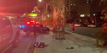 Automovilista queda herido y su acompañante muere tras chocar contra una columna del Metro en Monterrey, NL