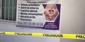 Autoridades investigan muerte de mujer tras cesárea en clínica de Santa Catarina, NL