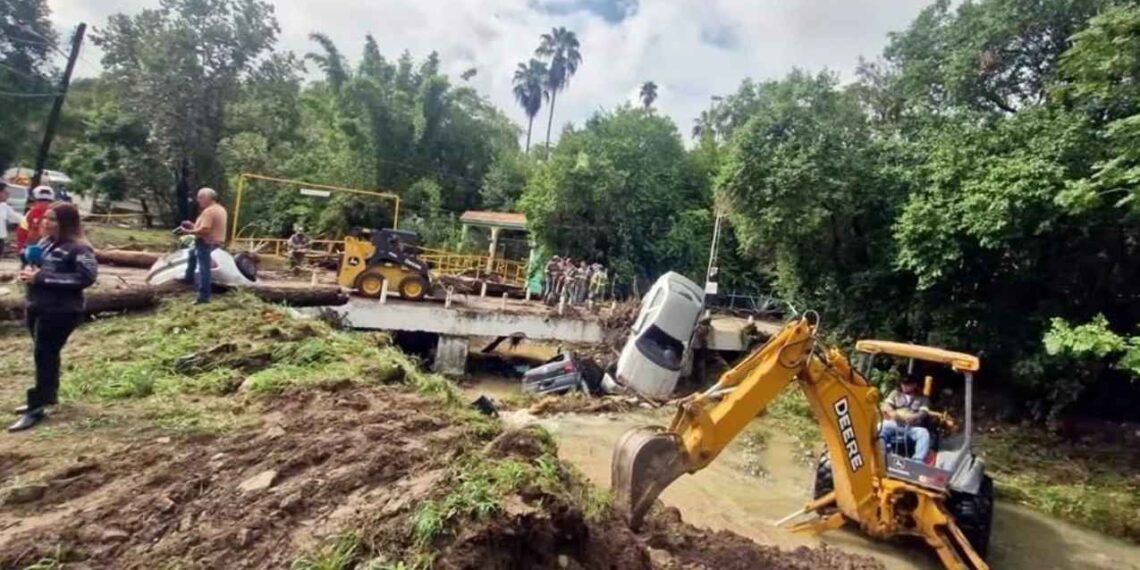 Autoridades rescatan vehículos que fueron arrastrados por la corriente del arroyo Cavazos en Santiago, NL
