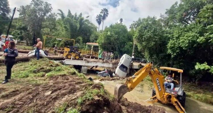 Autoridades rescatan vehículos que fueron arrastrados por la corriente del arroyo Cavazos en Santiago, NL