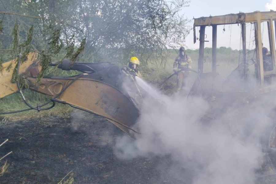 Bomberos controlan incendio en Linares (1)