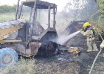 Bomberos controlan incendio en Linares