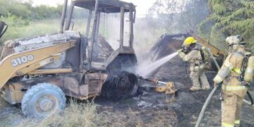 Bomberos controlan incendio en Linares
