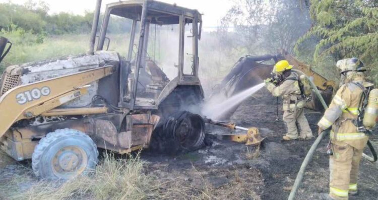 Bomberos controlan incendio en Linares