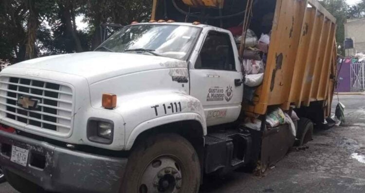camión basura socavón
