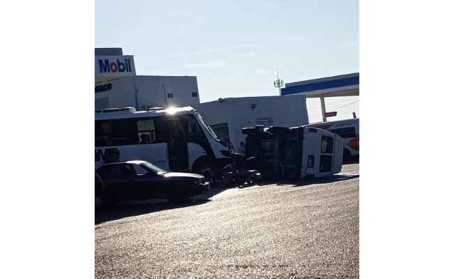 Camión de personal pierde control y se impacta en gasolinera de Ciénega de Flores, NL; hay varios heridos
