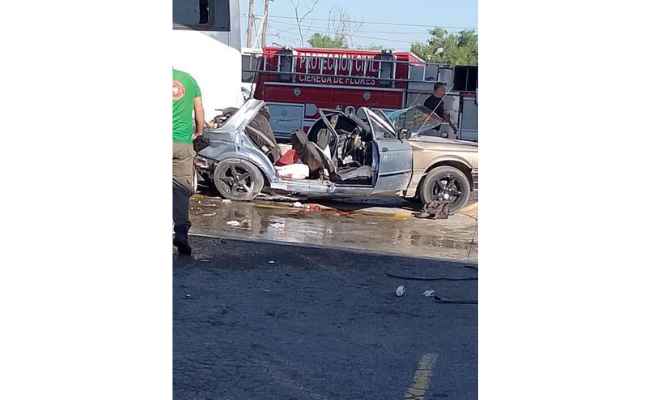 Camión de personal pierde control y se impacta en gasolinera de Ciénega de Flores, NL; hay varios heridos