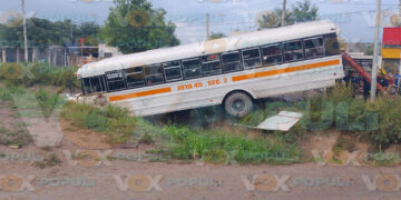 Camión de transporte público cae a canal en Reynosa, Tamaulipas; hay siete lesionados