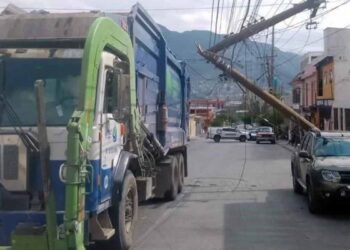 Camión derriba poste Santa Catarina