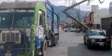 Camión derriba poste Santa Catarina